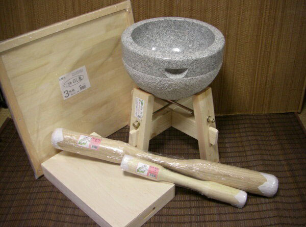 餅つき物の具 三升用臼 木台・うさぎ杵Ｌ１本  ・Ｓ１本・三升用のし板・餅箱書き割り 事務室木村it21