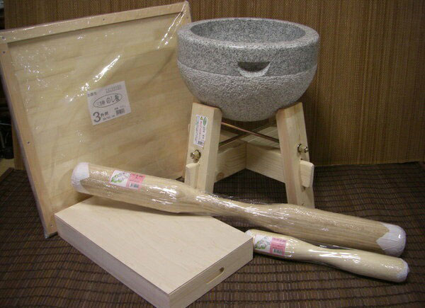 餅つき物の具 三升用臼 木台・うさぎ杵Ｌ１本  ・ＳＳ１本・三升用のし板・餅箱書き割り 事務室木村it21