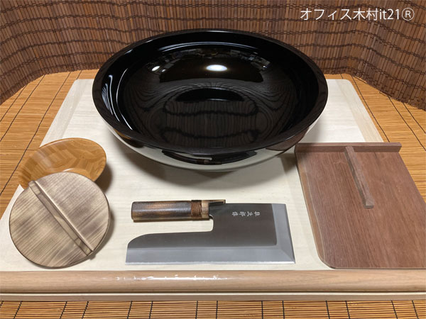 漆黒プレミアムM2：炙柄27包丁・黒48こね鉢・黒駒板・くるみ麺棒・炙蓋ﾐﾆ打ち粉椀・麺台M（そば打ちセット）オフィス木村it21 mpb2
