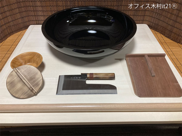 左ぎっちょ用 まっ黒割り増し金L1：左用炙柄27まかない方・黒54こね鉢・黒駒板・くるみ延し棒・炙蓋ﾐﾆ打ち粉椀・麺台L（目の前打ち書き割り）事務室木村it21 pb1h