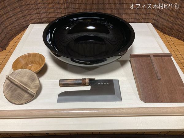 漆黒プレミアムL2：炙柄27包丁・黒48こね鉢・黒駒板・くるみ麺棒・炙蓋ﾐﾆ打ち粉椀・麺台L（そば打ちセット）オフィス木村it21 pb2｜いい友　店