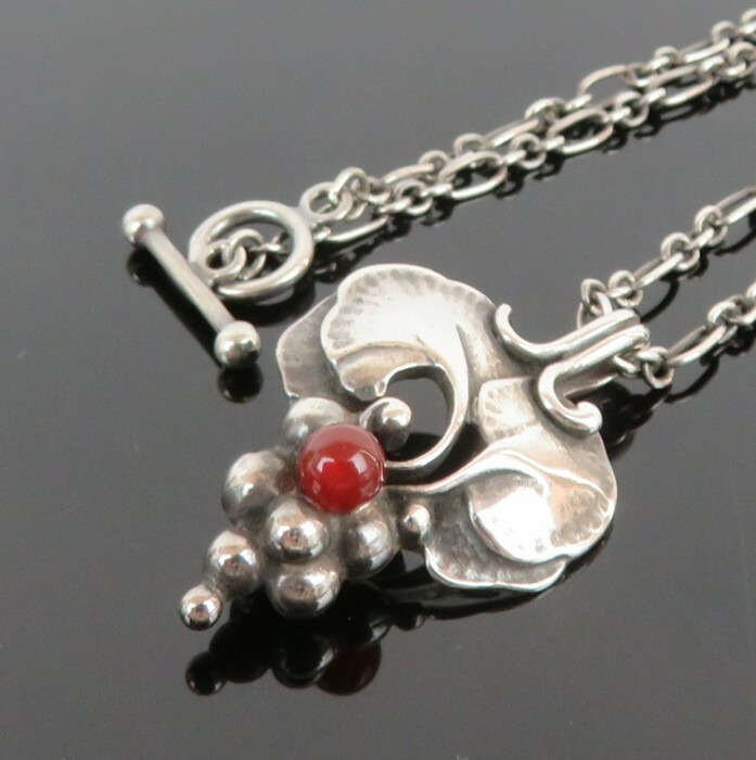 【中古】正規品 GEORG JENSEN ジョージ・ジェンセン ペンダントネックレス チェーンネックレス ヘリテージ イヤーペンダント #1996 シルバー925 葡萄 カーネリアン 銀 男女兼用アクセサリー デンマーク製 10.9g【送料無料】