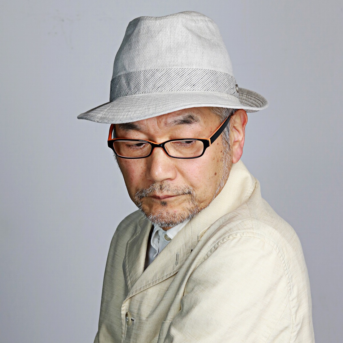 ＼本日▼全品5%OFFクーポン／ 中折れハット メンズ 春夏 DAKS 帽子 たためる 春夏 ダックス ハット リネン シャンブレー 涼しい チロルハット 日本製 麻100% 持ち運び便利 日よけ 大人 シンプル 無地 おしゃれ 56cm 58cm 60cm ベージュ ギフト プレゼント 父の日｜ELEHELM帽子通販専門店