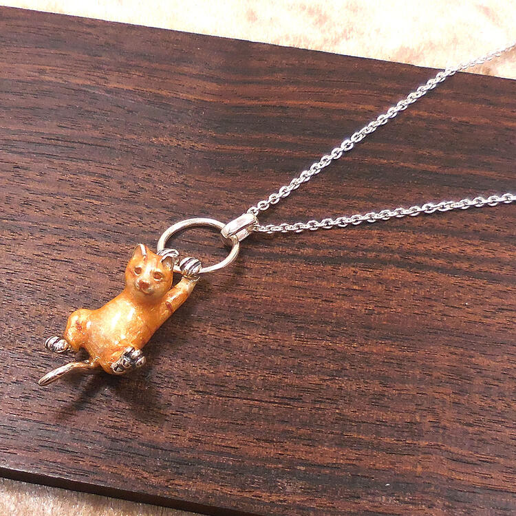 ネックレス ペンダント シルバー925 ぶら下がり猫 茶トラ エナメル彩色 レディース プレゼント ギフト