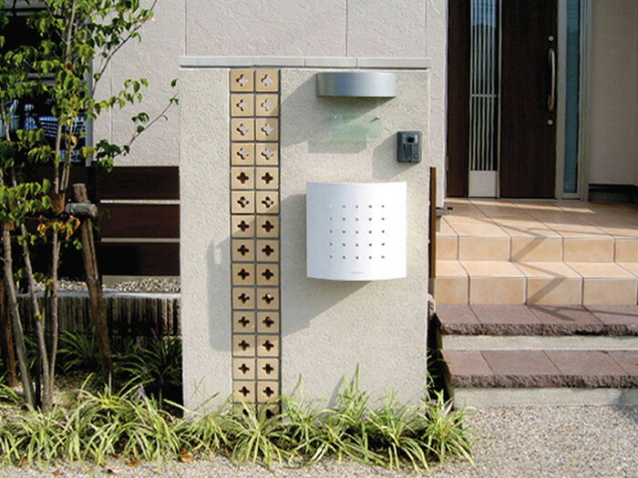 光と影が織りなすブロック 屋外壁 外壁に間仕切りに程良い目隠し効果ブロック 塀 Diy クーポンで300円off 7 12 9 59 その他 ブロック 塀 アプローチ エントランス せっき質無釉ブロック ポーラスブロック100コーナー 白土 サークルa 配筋溝あり 1面フラット 16個