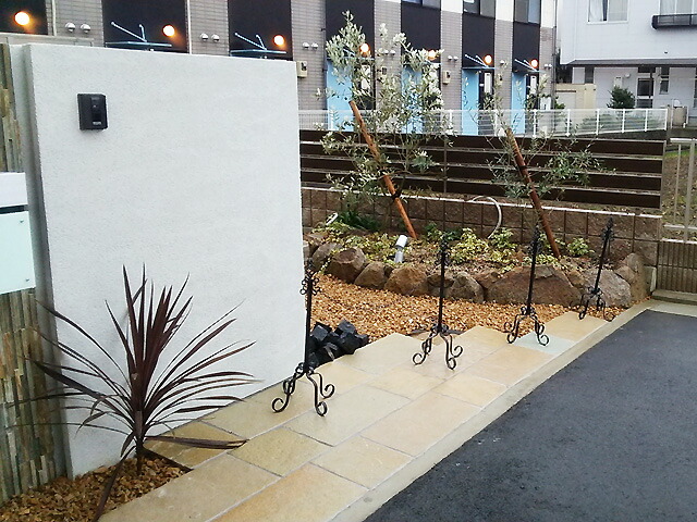 値下げ特別価格 駐車場 ポール おしゃれ 進入禁止 侵入禁止 駐車禁止 敷地境界 可動 お店 店舗 庭 オープン外構 ガーデン 置物 飾り オーナメント 駐車場 ポール おしゃれ フェンス アイアン チェーンスタンド 本体４本 鎖３本 エストアオリジナル重り用袋４枚付き セット