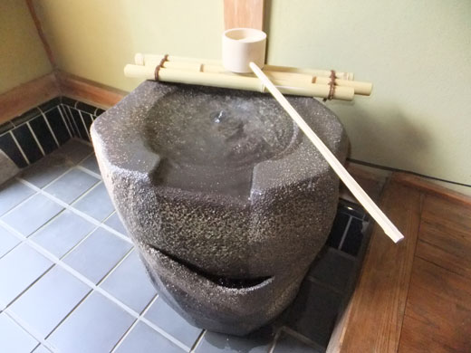 信楽焼つくばい「彦-紫香楽しがらき」 W(幅)460ｍｍ×H(高さ)510粍 貨物輸送無料 安あがり