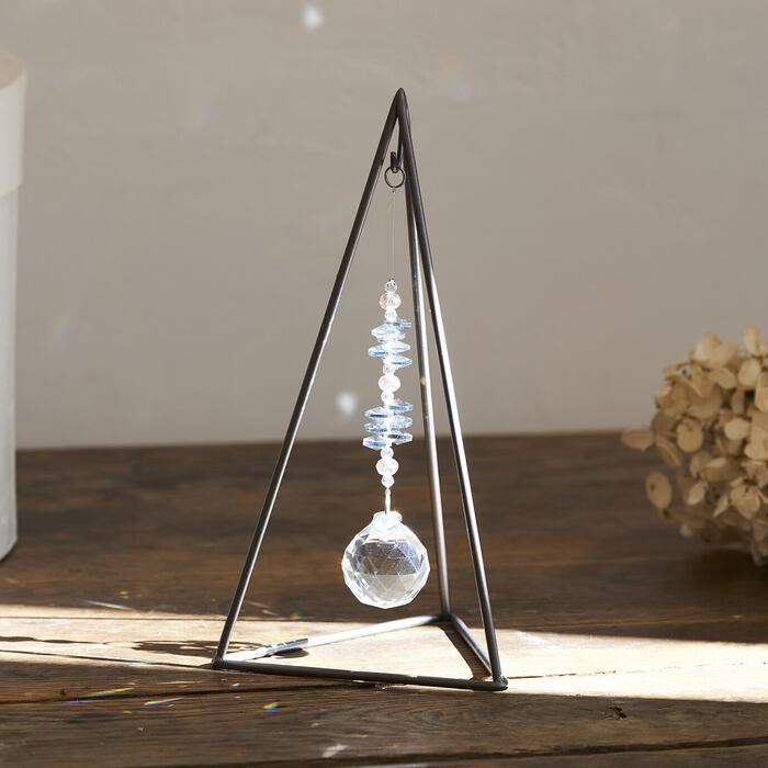 楽天市場 インテリア雑貨 おしゃれ かわいい 窓辺 土日祝も発送 サンキャッチャー トライアングル おうち時間 充実 北欧 インテリア 癒しグッズ 癒しインテリア 置物 オシャレ ギフト 教室 新築祝い 結婚祝い 開店祝い 開業祝い サロン お祝い 大人かわいい雑貨