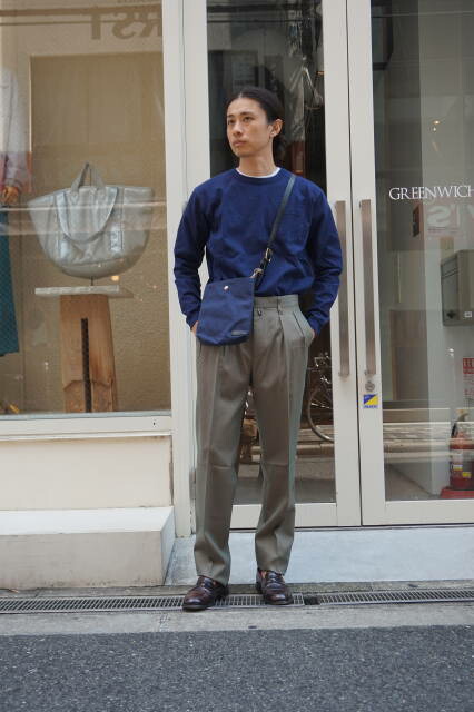 『HERITAGE LEATHER Co』 (ヘリテイジレザーカンパニー) 帆布 サコッシュ  レザーストラップ/肩先 うしろ側 亜米利加製 米国海軍