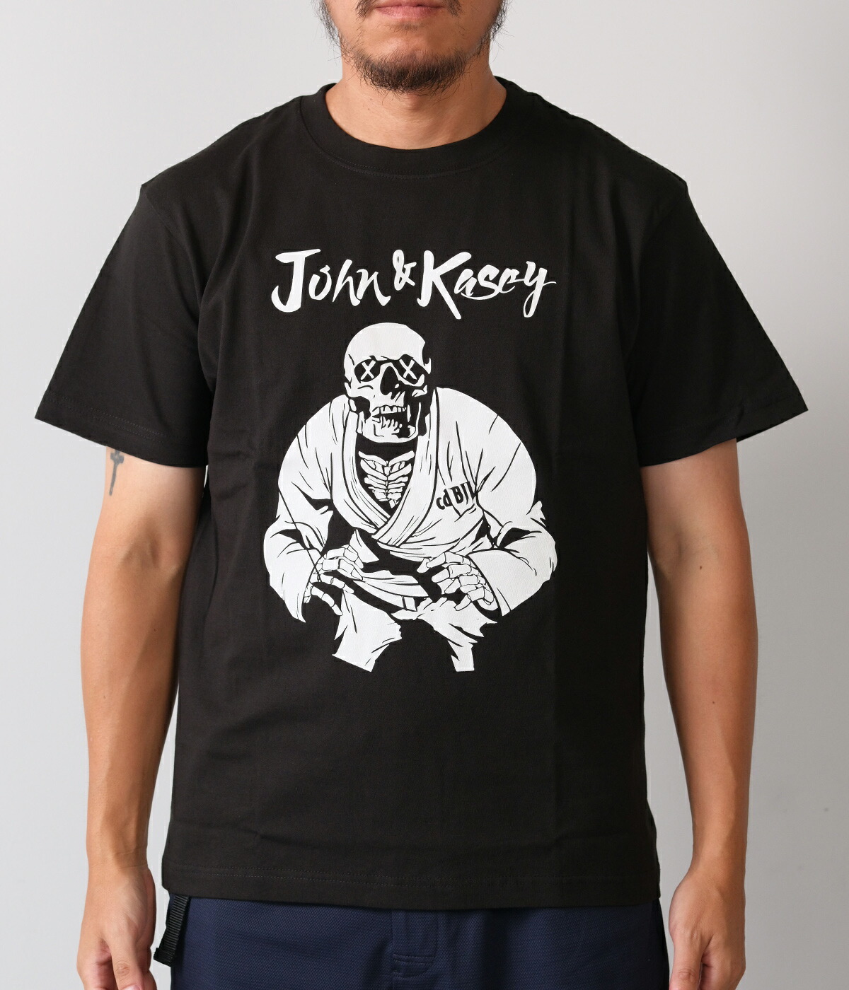 【CARPE DIEM｜カルペディエム】STAND SKULL GUY T-SHIRTS　Tシャツ　半袖　ホワイト　ブラック　レッド　トップス　S　M　L　XL　XXL【JKT-006】