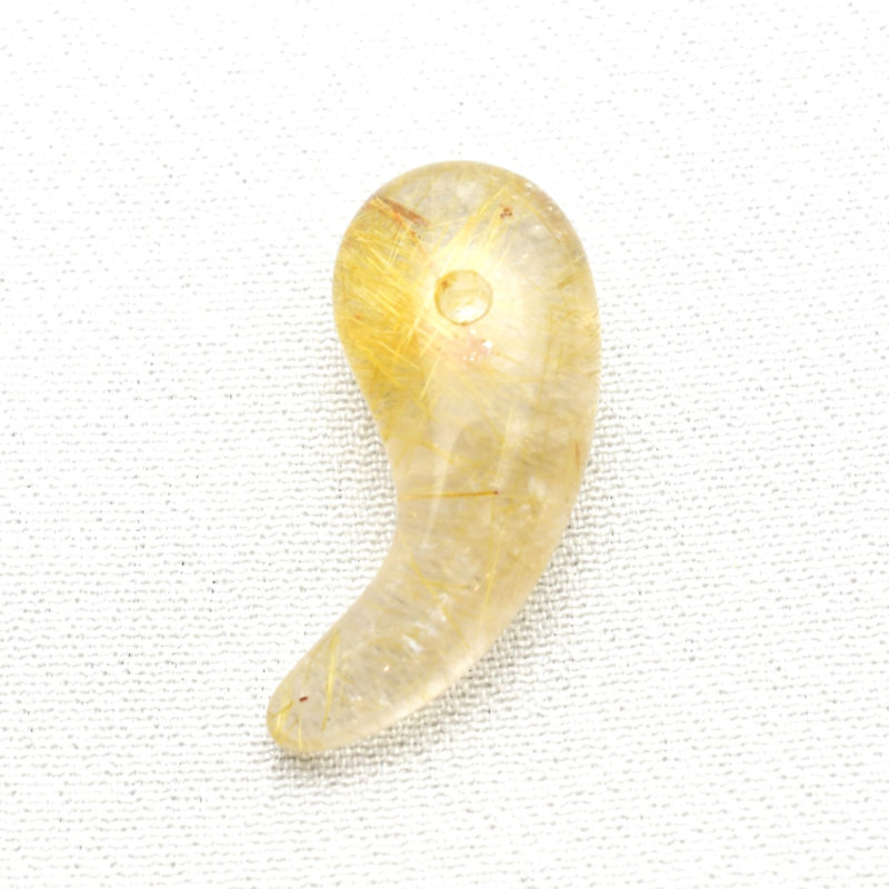 【虹がきらりと光る】一点物 ゴールドルチルクォーツ 勾玉 KMr15【石言葉*洞察力の向上/直観力/金運/家族円満】 水晶のお守り効果 力が宿る パワーストーンギフト 魔除 厄除 京海堂