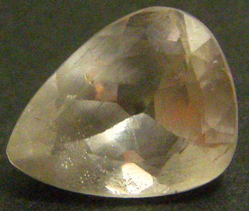 生まれながら 三鞭酒トパーズ色３．８７ｃｔ