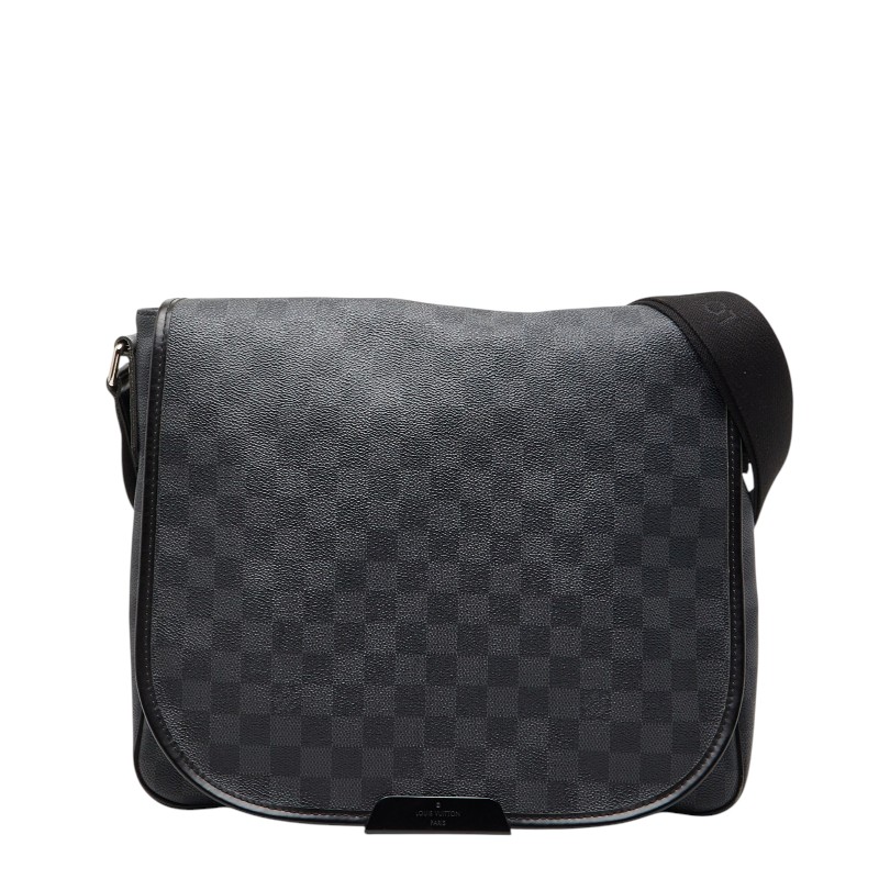 ルイ ヴィトン ダミエグラフィット ダニエルMM ショルダーバッグ N58029 黒いこと PVC なめし革 メンズ LOUIS VUITTON 【中古】