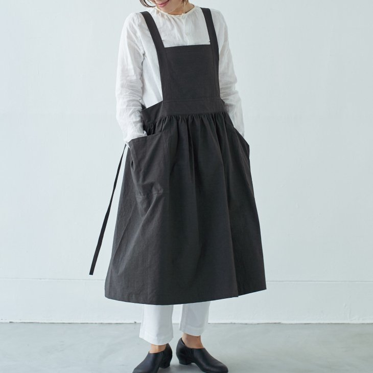 SUNNY LOCATION | ピナフォアエプロン (black) | 送料無料 エプロンレディース おしゃれ キッチン プレゼント 母の日 誕生日 結婚記念日 シンプル おうち時間 20代 30代 40代 綿 コットン画像