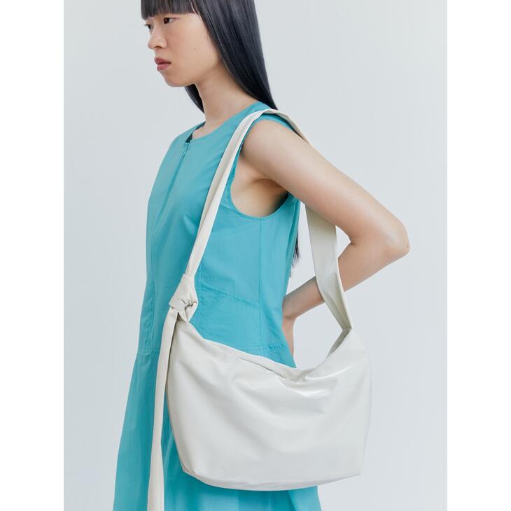 【SALE セール】ACOC (アコック) | Glossy Halfmoon Cross Bag (cream) | ハーフムーン クロスバッグ ショルダーバッグ 韓国｜北欧雑貨と音楽 HAFEN ハーフェン 10,389円
