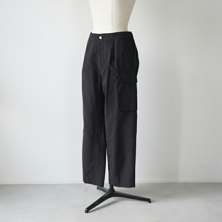 soglia (ソリア) | Supplex One Side Cargo Pants (black / off white) | ボトムス シンプル｜北欧雑貨と音楽 HAFEN ハーフェン 15,386円