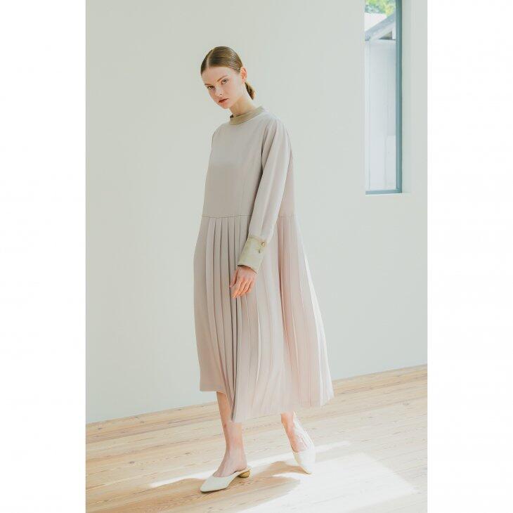 【SALE セール】WHYTO. (ホワイト) | ASYMMETRY PLEATS DRESS (greige / black) | ワンピース シンプル お洒落|北欧雑貨と音楽 HAFEN ハーフェン