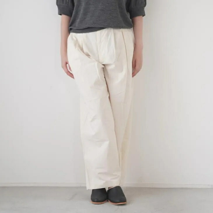 MANON (マノン) | HEMP THREE TUCK WIDE PANTS (ivory) size 0 | レディース ワイドパンツ イージーパンツ 3タック タックパンツ ヘンプ 綿 ウエストゴム ゆったり アイボリー ナチュラル カジュアル 日本製 春夏｜北欧雑貨と音楽 HAFEN ハーフェン
