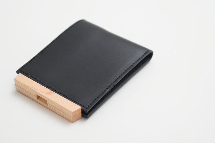 【SALE セール】yuruku (ユルク) | Wood Plate Folder Half Wallet (black) | 財布 カウレザーウォレット 送料無料 シンプル 国産 ショートウォレット レディース メンズ 皮 本革 ギフト 誕生日プレゼント 父の日プレゼント お誕生日 シンプル ナチュラル 雑貨 北欧