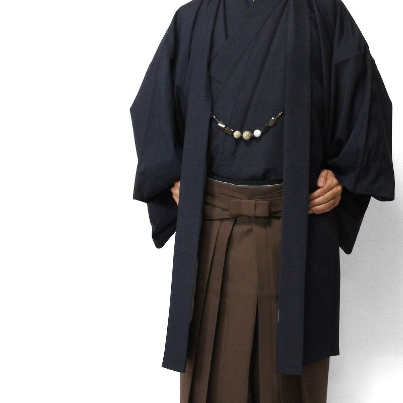 【賃貸】〔御召しもの・羽織・袴 賃貸〕男物きもの・はおり・はかま賃貸XL大いさ（メンズ・成人男性用御召しもの）濃紺色・紬／無地袴・赤銅色（成年者式・御芽出度・茶の葉会）  (8008b)