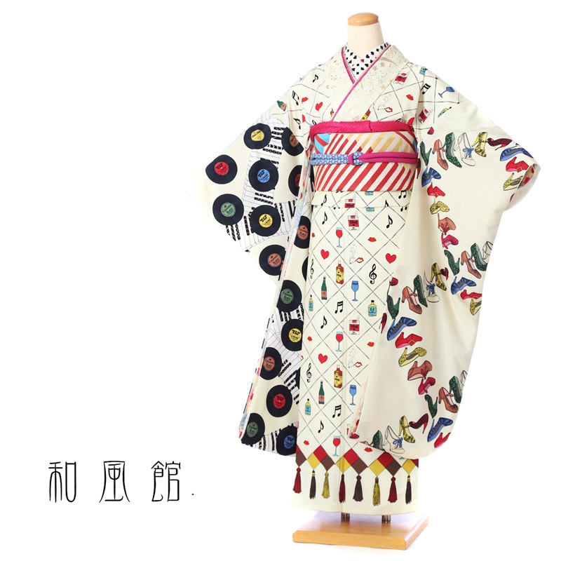 楽天市場 振袖 レンタル フルセット 和風館 Trinca レトロ 卒業式 結婚式 着物レンタル レンタル着物 ゲスト振袖 レトロモダン レコード オフホワイト 2月 12月上旬 150cm 168cm位まで 足袋 肌着プレゼント 8acb111 振り袖 レンタル 宅配レンタル衣裳アイビス