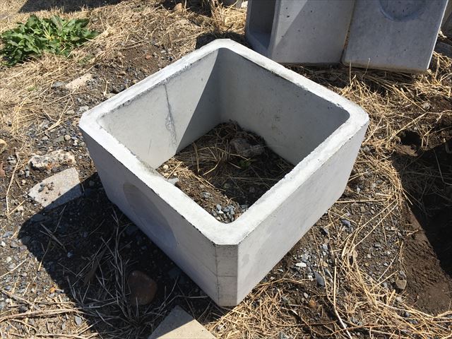 墓碣自作用 納骨堂 混凝土BOX（中）骨壺４体用 45糎角 深さ30糎重さ55kg 貨物輸送込み 掛け目物の為、調色板送りとどける 幾ばくもなくの通った跡便会社組織打ち切り。