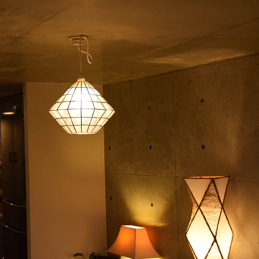 楽天市場 カラット アジアン照明 間接照明 おしゃれ照明 天井照明 天井ライト 吊り下げ灯 シーリングライト アジアン ランプ インテリア アンティーク モダン レトロ ダイニング バリ 北欧 Led リビング ダイニング シェル カピス貝 ホワイト H26cm おしゃれ照明の