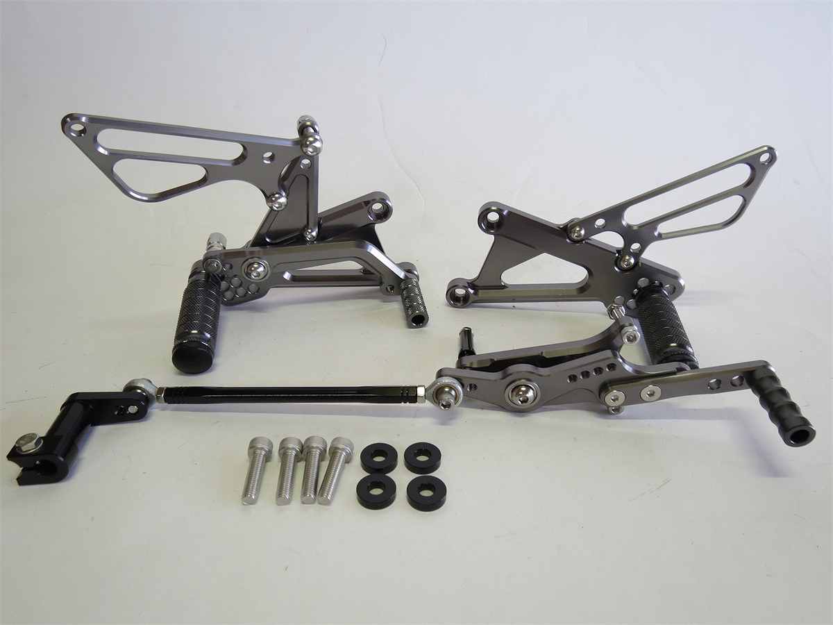 Triumph デイトナ 675R 2006-2012年 CNC 調整式 バックステップ 灰