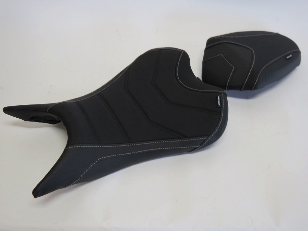 TRIUMPH用 STREET TRIPLE 765 S / R / RS 2023 以降 カスタム フロント＆ リア シート 10mm アップ ストライプ 黒｜海展貿易shop