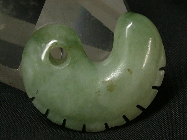 遠野の霊石　牙型　獣型　牙勾玉　高波動　ハンドメイド　7.8cm大 楽天市場】□龍香堂□☆糸魚川翡翠 獣型勾玉ペンダント（46mm