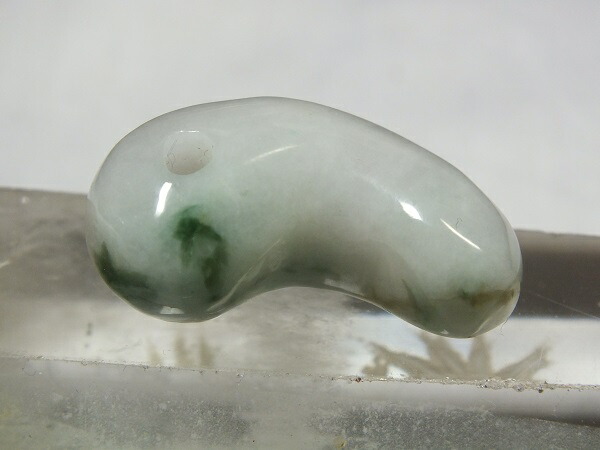 楽天市場】□龍香堂□☆糸魚川翡翠 勾玉32mm（f4） : 龍香堂