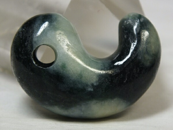 楽天市場】□龍香堂□☆糸魚川翡翠 勾玉32mm（f4） : 龍香堂