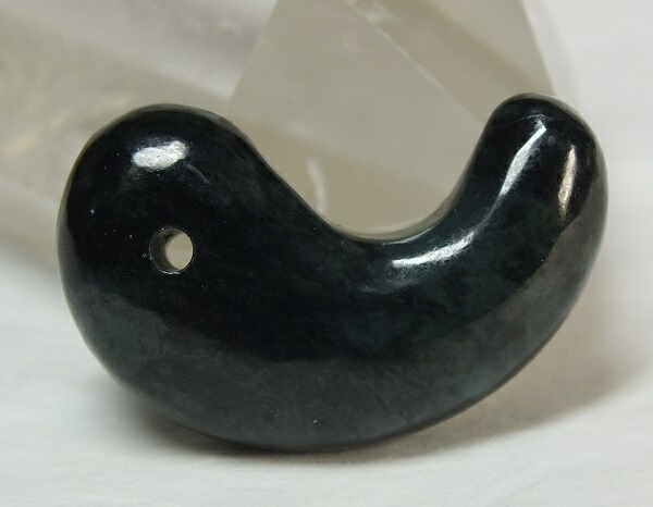 楽天市場】□龍香堂□☆糸魚川翡翠 双体子持勾玉41mm（n5） : 龍香堂