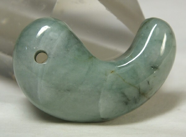 楽天市場】□龍香堂□☆糸魚川翡翠 勾玉32mm（f4） : 龍香堂