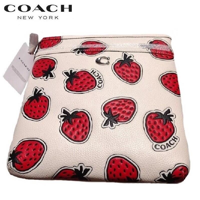 新品未使用級‼️COACH コーチ イチゴ柄 三つ折り財布 COACH イチゴ柄 三つ折り財布 いちご柄がキュートなCoach(コーチ