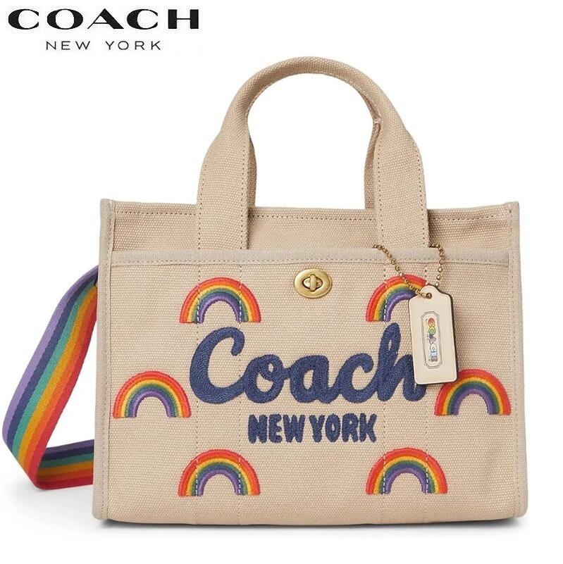 コーチ COACH トート バッグ CBF52 ショルダーバッグ 2WAY 斜め掛け クロスボディ ブティックライン COACH 2025新作 キャンバス カーゴ トート レインボー 26 ダーク ナチュラル 正規品 日本未入荷｜KANON STORY 42,900円