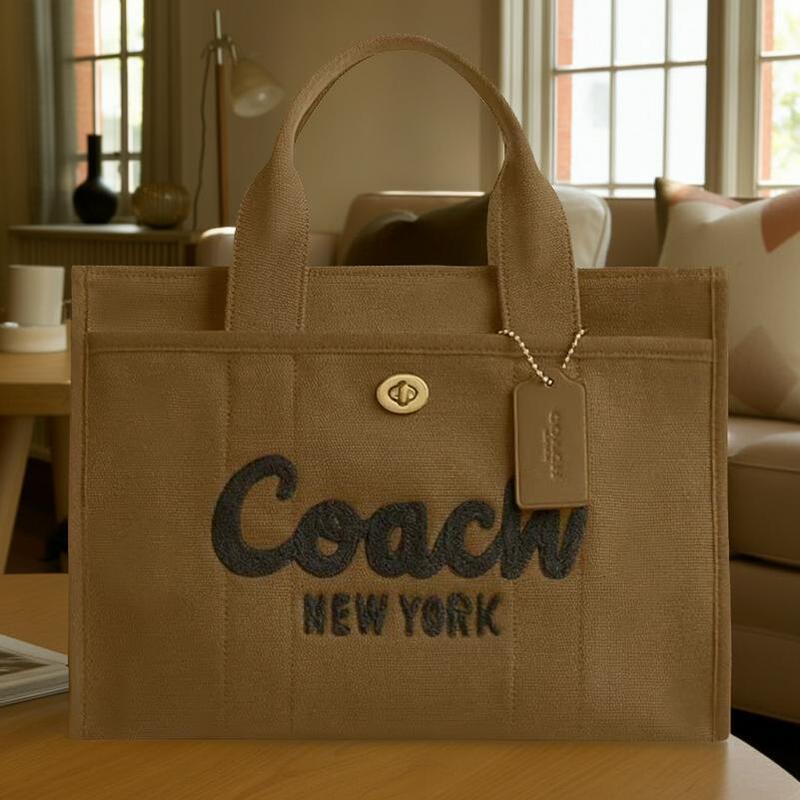 COACH コーチ バッグ コーチショルダーバッグ レディース 斜めがけ クロスボディ 2WAY トートバッグ 新作 ブティックライン COACH 2025秋冬新作 キャンバス カーゴ トート オリーブ ブラウン 正規品 日本未入荷
