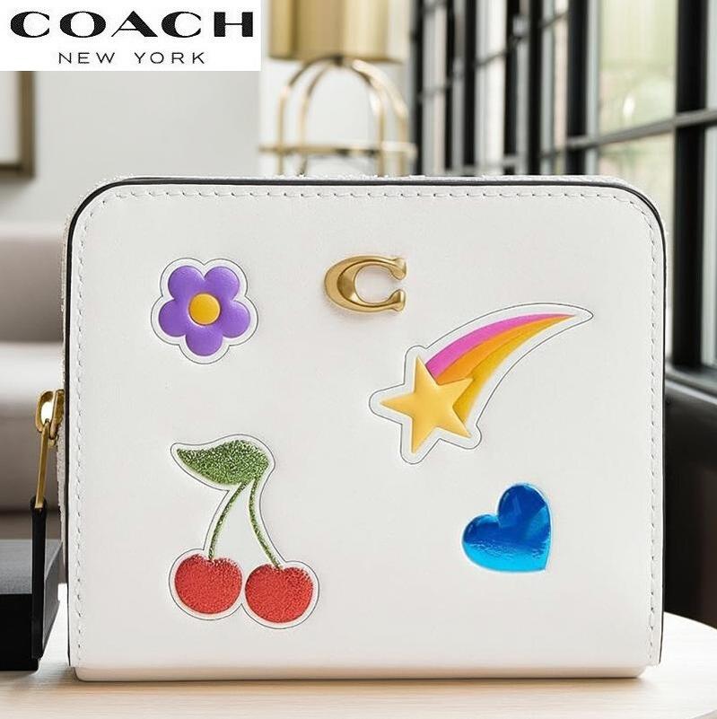 コーチ 財布 CCC90 二つ折り COACH 新作 二つ折り財布 レディース ミニ財布 カードケース カード入れ ブティックライン2026新作 COACH エッセンシャル ビルフォールド レザー ウォレット ステッカー プリント チョーク マルチ 正規品