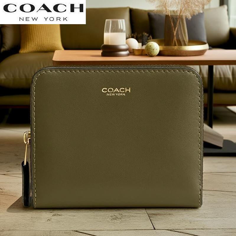 コーチ COACH 2026新作 財布 金運開運財布 運気や金運を上昇させるグリーンの二つ折り財布 CW564 レディース ミニ財布 カードケース カード入れ ブティックライン 新作 ニューヨーク ビルフォールド レザー ウォレット オリーブ 正規品 日本未入荷