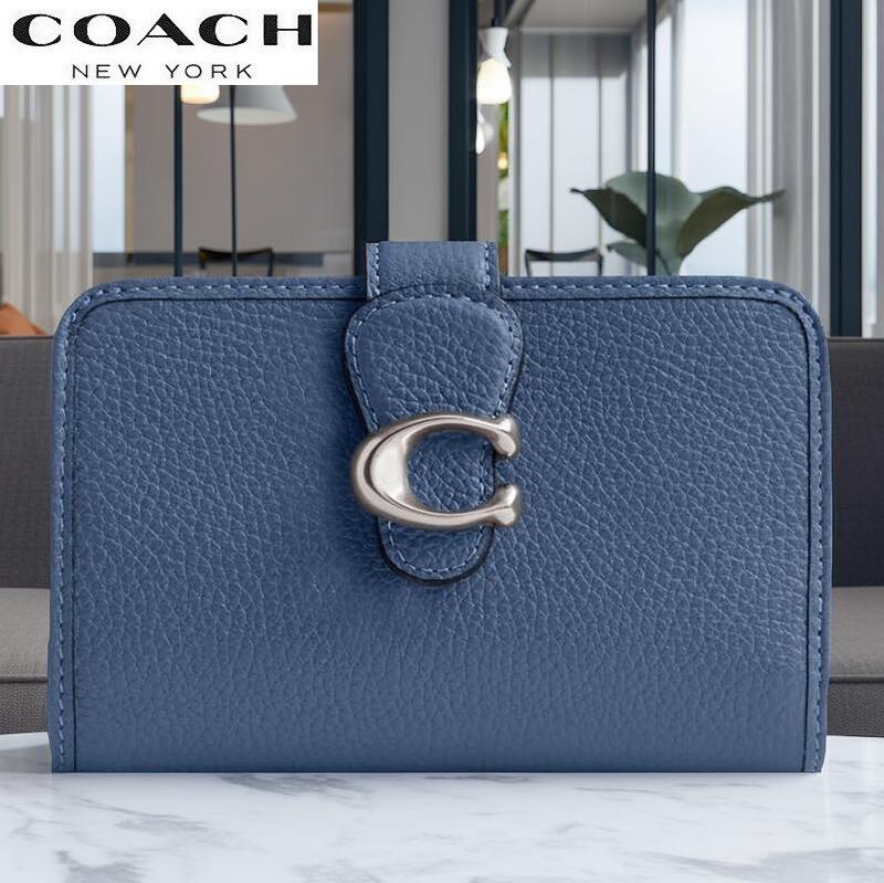 【20%OFF SALE 2026春新作 COACH 残りわずか】コーチ 即発送可能 二つ折り財布 2026春新作 カードケース レディース メンズ ブティックライン 新作 タビー ミディアム ウォレット スカイ ブルー 正規品 日本未入荷|KANON STORY