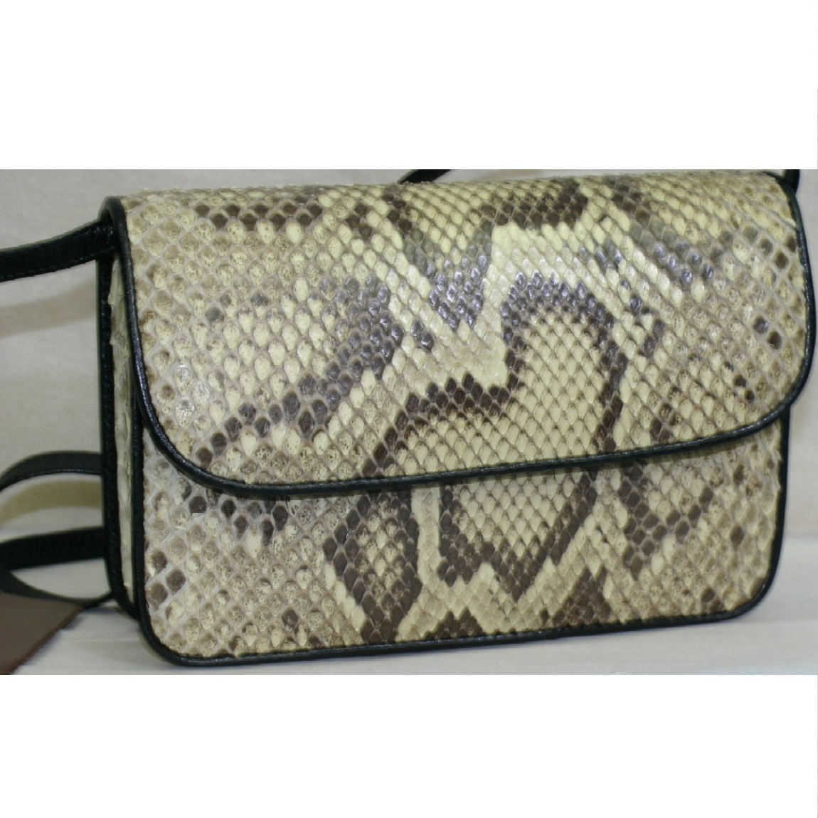 【中古】本物綺麗HIGH-CRASSハイクラスのハンドメイドの高級感漂う蛇革素材20x14x4,5cm斜め掛け可能ショルダーストラップ付きクラッチバッグ 〇C10-424｜質カラーズ