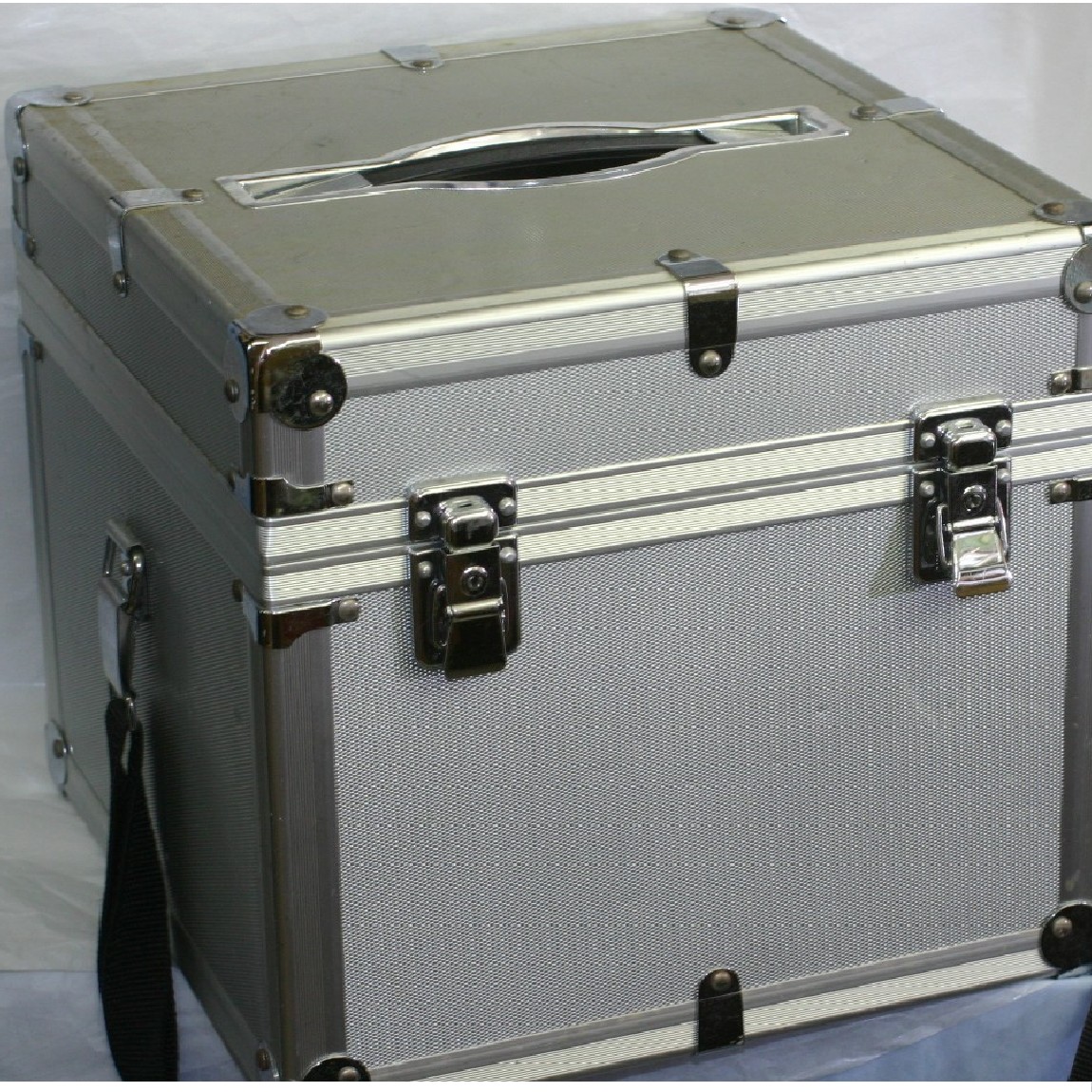 【中古】本物USED日本プロフォートの労働者階級写真師用大判写真機納める用軽銀原料品の捉え所の無い入れもの 大きさW32H29D32糎