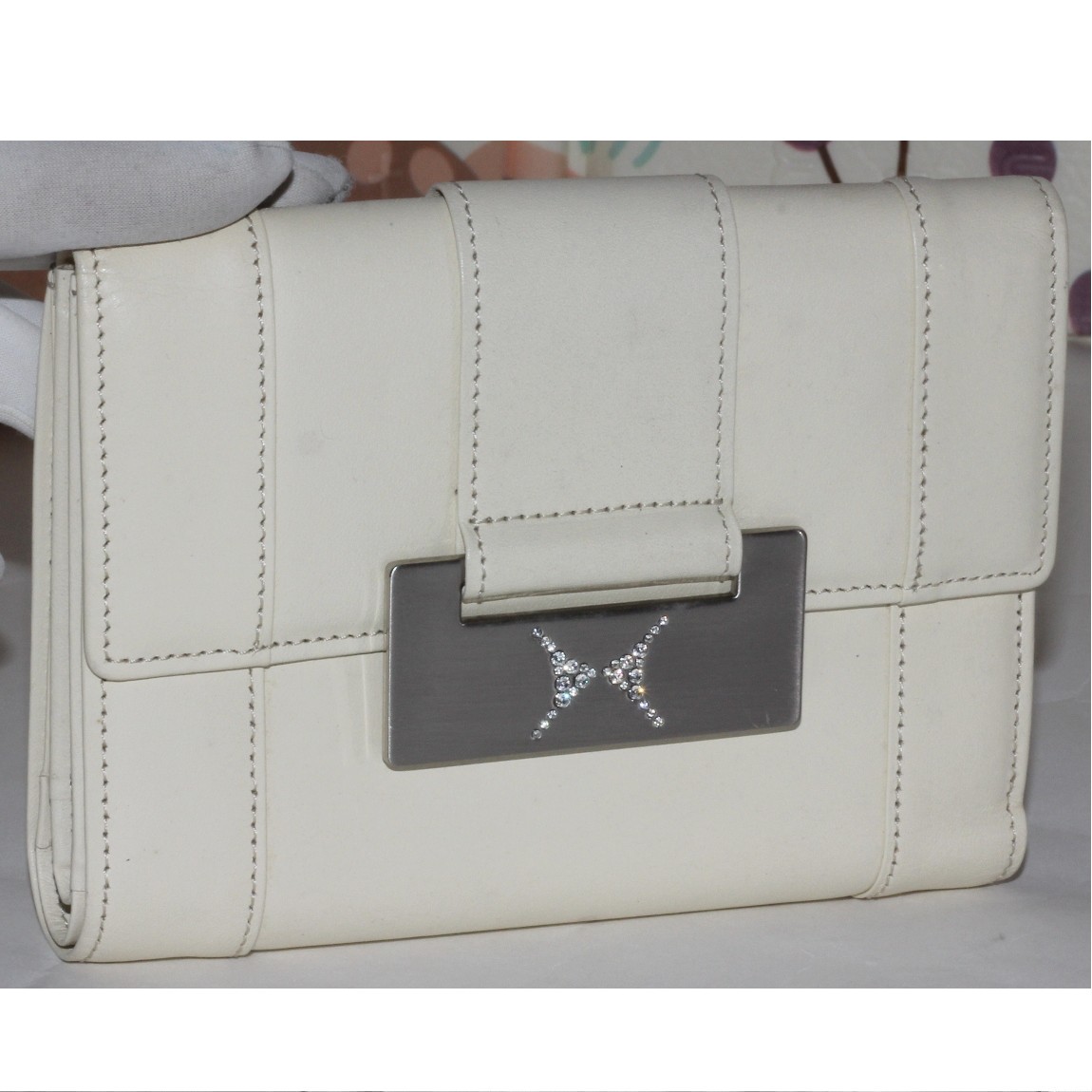 【中古】本物綺麗ハナエモリの女性用オフホワイト色革素材のステッチの入ったお財布　サイズW14H10D2,5cm　〇C19-160-4　X-41｜質カラーズ