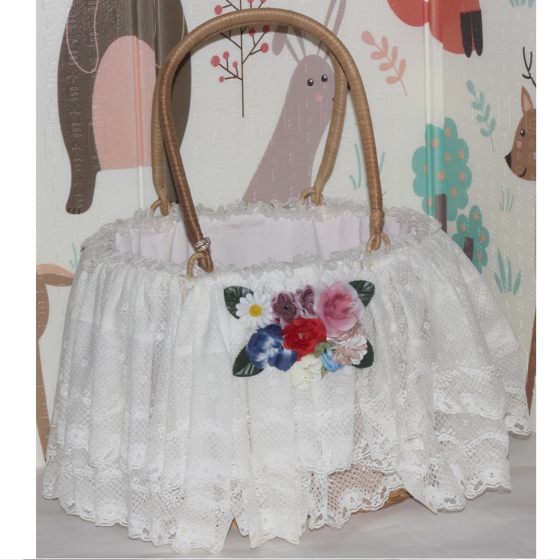 【中古】本物綺麗唐（竹）で出来ている周囲にレースが施されてカラフルな花がパッチワークされている持ち手付きかごバッグ　サイズW39H30D30cm　た-135 赤-1｜質カラーズ