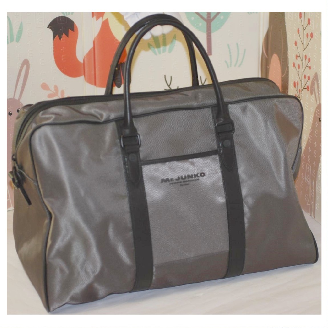 【中古】本物新品新品同様ミスタージュンコのナイロンキャンバス素材グレーx黒色50cmのボストンバッグ兼旅行鞄　取り外し可能なショルダーストラップ付　サイズW50H31D20cm　○C14-186-2　2C0｜質カラーズ