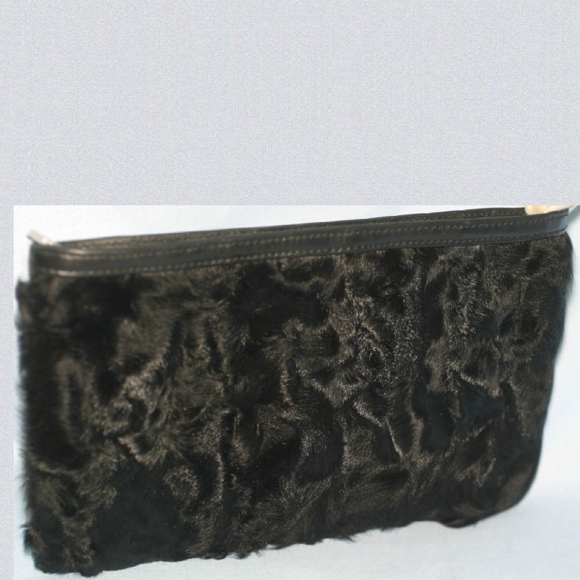 LOEWE ブラックレザー ポーチ エンボスロゴ LOEWE ブラックレザー ポーチ エンボスロゴ - メルカリ