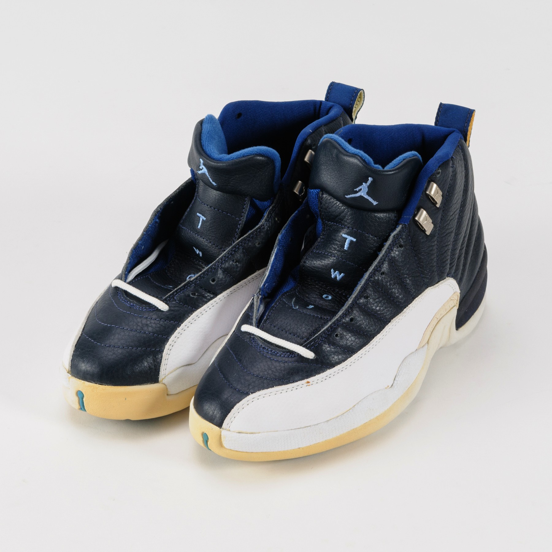 【中古】本物未使用NIKEナイキの白xブルースニーカーエアジョーダンXII　日本サイズ27,5cm　JJ-187　2H2｜質カラーズ 15,785円