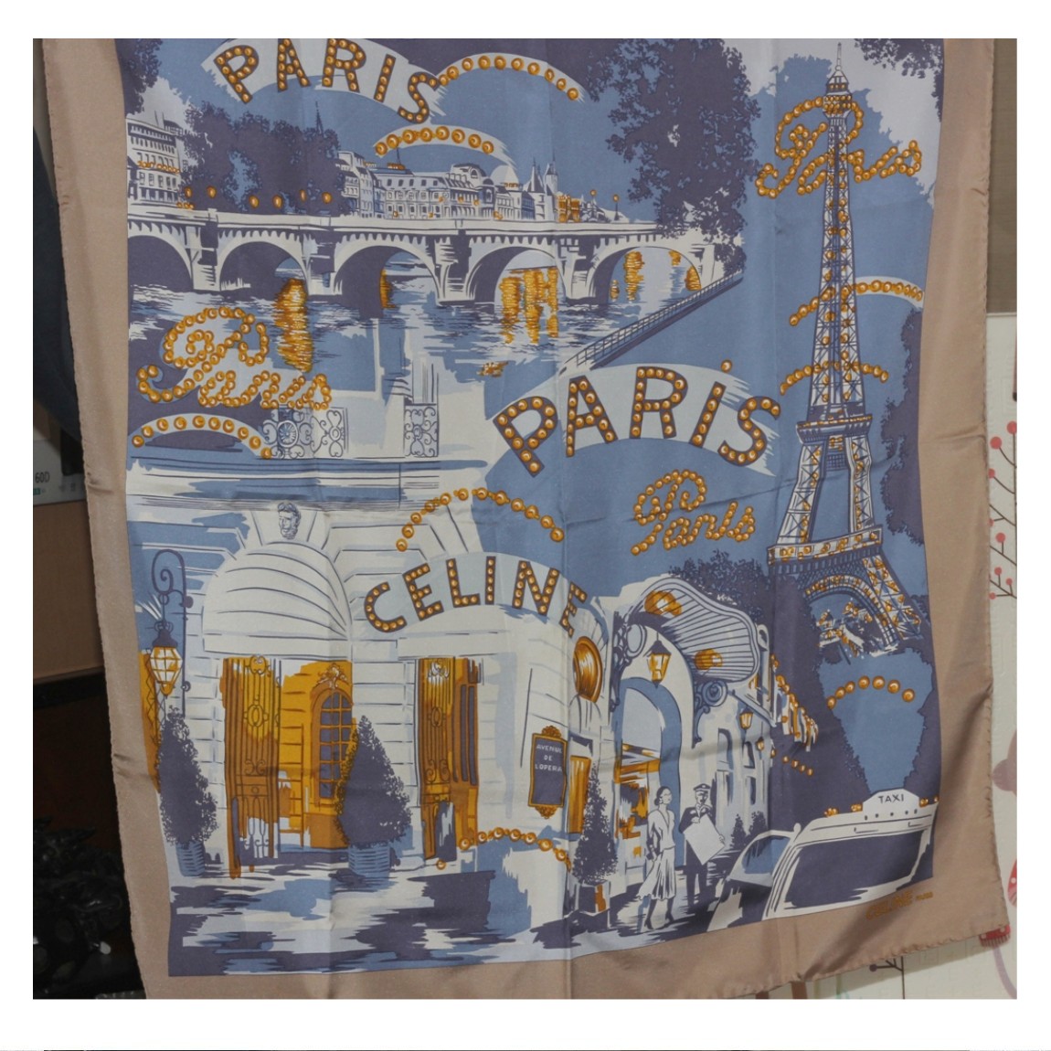 【中古】本物好いたらしいセリーヌのお上さん用のエッフェル塔と光の都市の街一とおりが描かれている着飾るな考えるの絹地原料品のえり巻き 大きさ85x85珊 〇D9-8