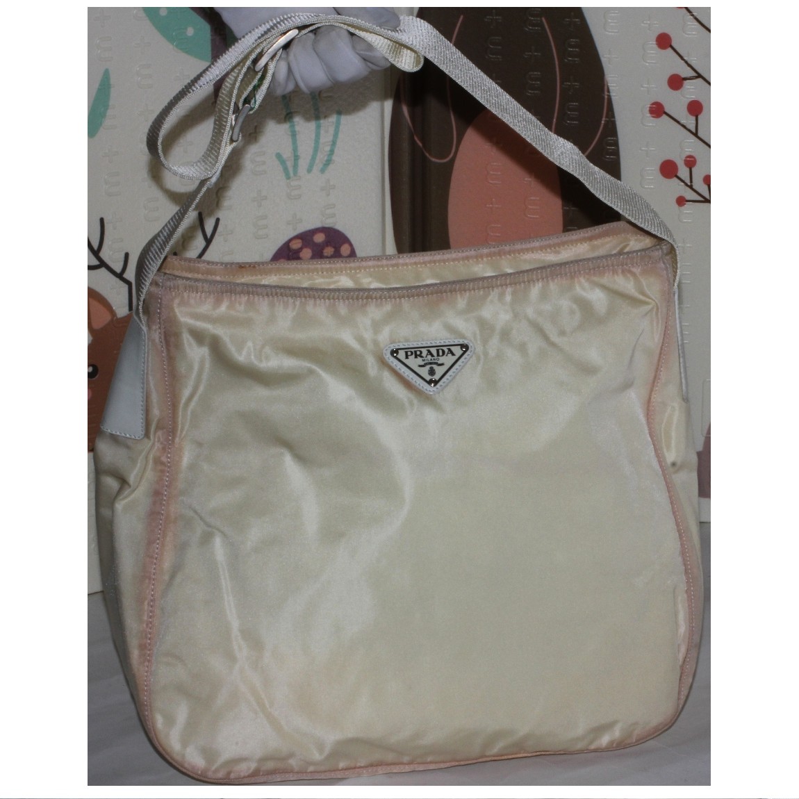 【中古】本物プラダの女性用綺麗なアイボリー色軽いナイロン素材のセミショルダーバッグ　サイズW30H30D9,5cm　CC-91｜質カラーズ