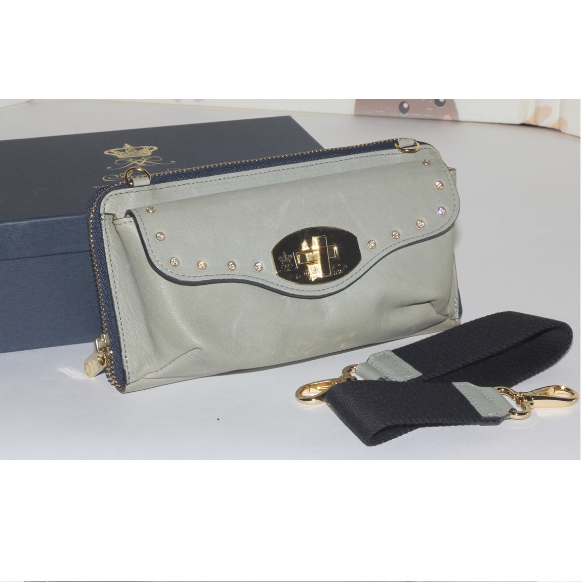 【中古】本物綺麗Accesoires De Mademoiselleアクセソワ ドゥ マドモアゼルの日本製女性用の取り外し可能なショルダーストラップのついた薄い緑色の表面に被せ蓋の収納スペースがあるラウンドファスナー長財布 サイズW21H11D5cm 〇C20-102 KA-18
